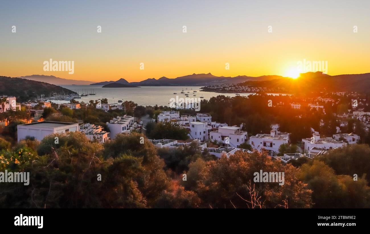 Coucher de soleil coloré lumineux dans la magnifique baie de la mer Egée avec des îles, des montagnes et des bateaux. Des vacances concept et contexte de voyage Banque D'Images