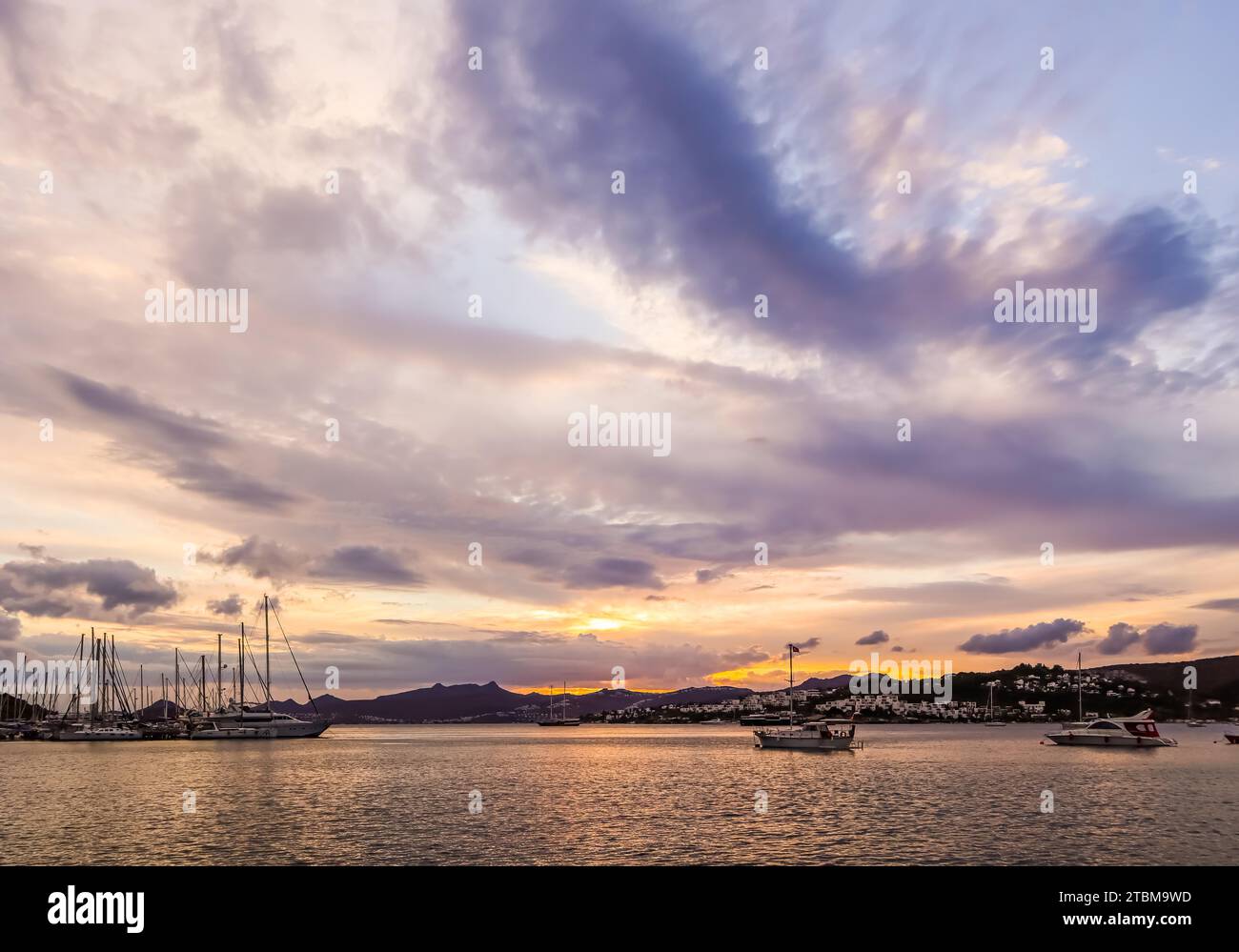 Beau coucher de soleil sur la mer avec les îles, les montagnes et les yachts.Concept de nature côtière Banque D'Images