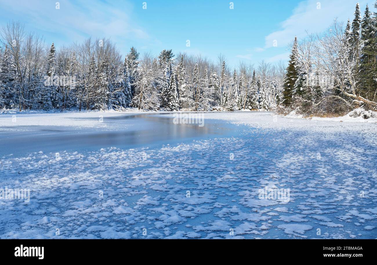 Une journée hivernale sur Belgrade Stream, Maine Banque D'Images