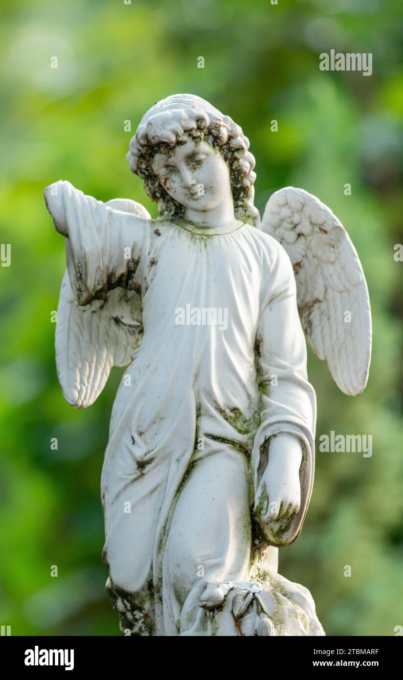 Petit ange blanc antique en porcelaine cassée, figurine en céramique sans main droite Banque D'Images