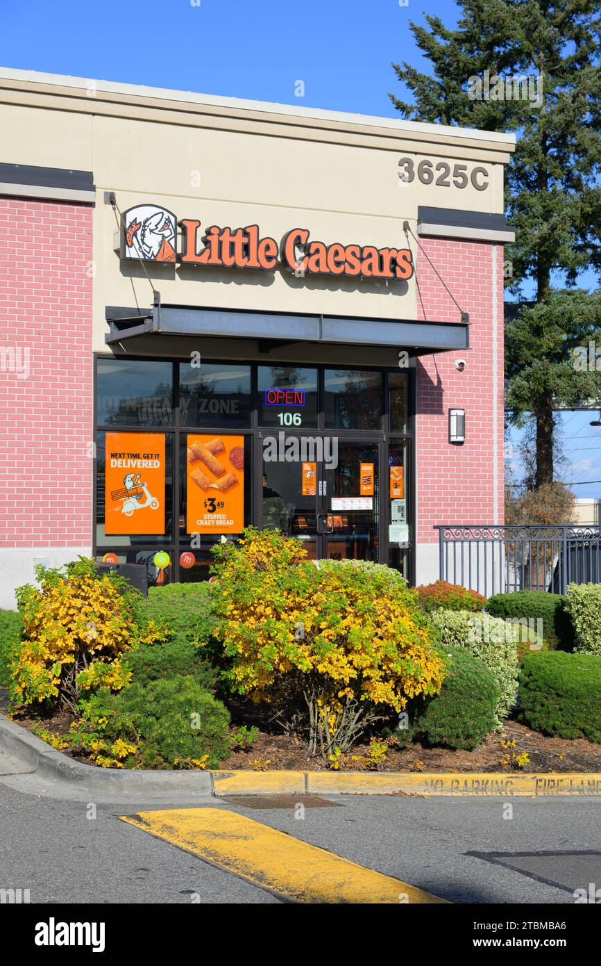 Mukilteo, WA, États-Unis - 8 novembre 2023 ; pizzeria Little Caesars avec panneau pendant la journée Banque D'Images
