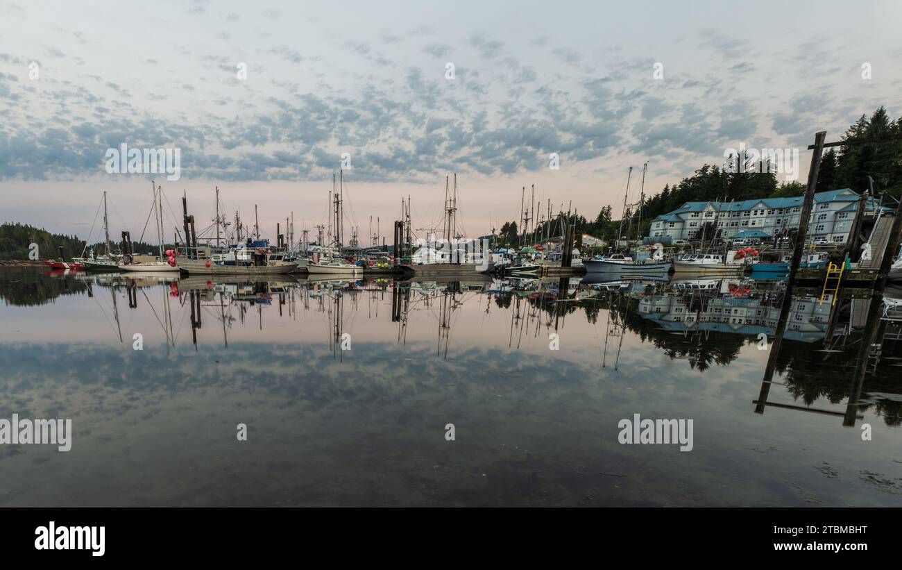 L'Administration portuaire de Port Hardy au coucher du soleil avec une belle réflexion. Banque D'Images L'Administration portuaire de Port Hardy au coucher du soleil avec une belle réflexion. Banque D'Images