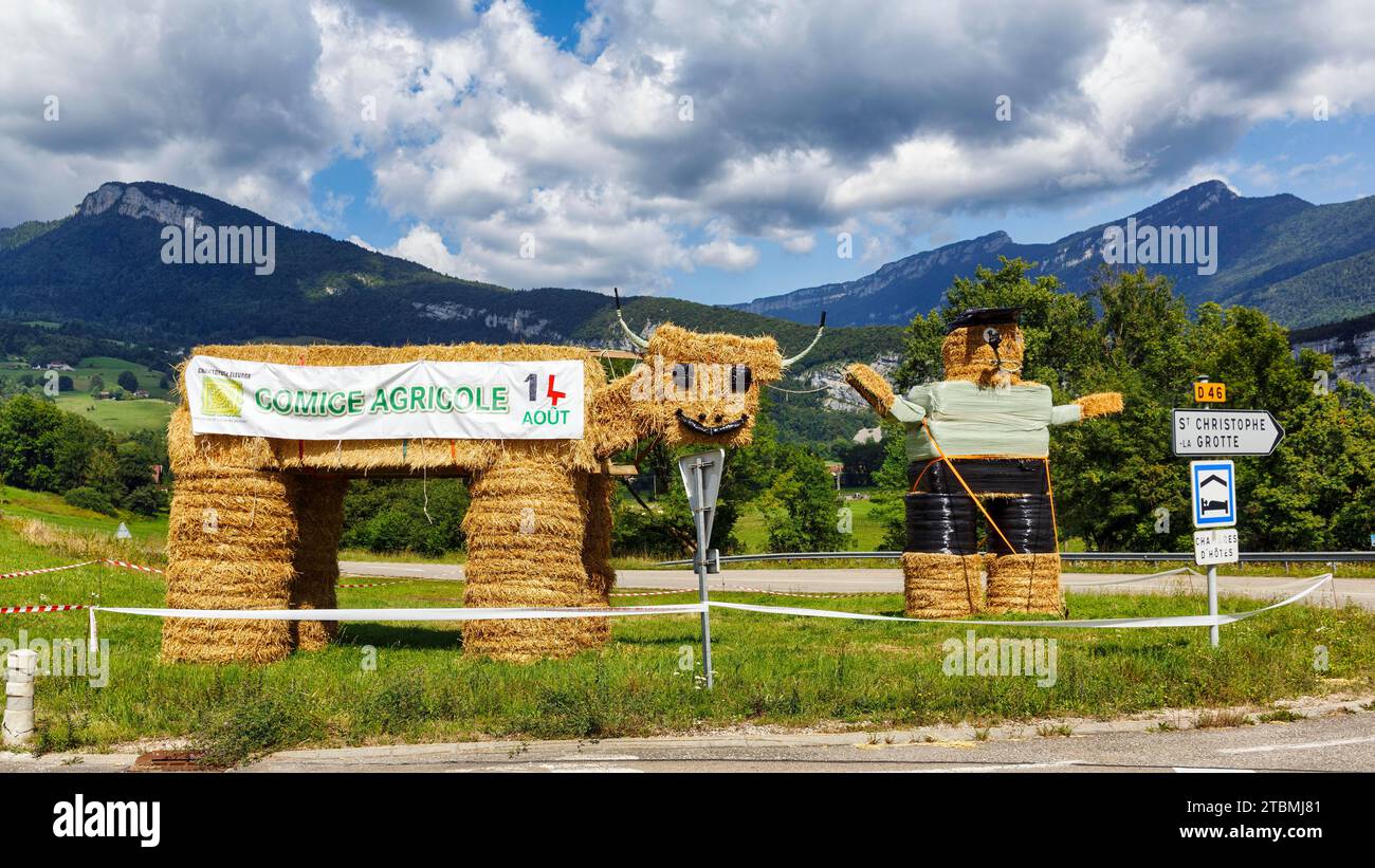Deux poupées de paille drôles faites de balles de paille, figures, fermier, fermier avec vache, Savoie, Auvergne-Rhone-Alpes, France Banque D'Images