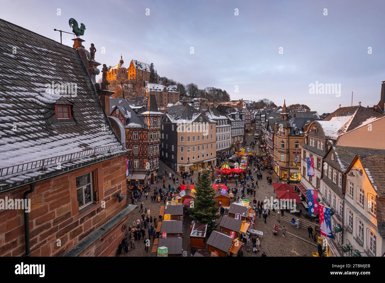 Les lumières du marché de Noël dans le vieux centre-ville de Marburg commencent à briller dans la soirée, Wetterau, Marburg, Hesse, Allemagne Banque D'Images