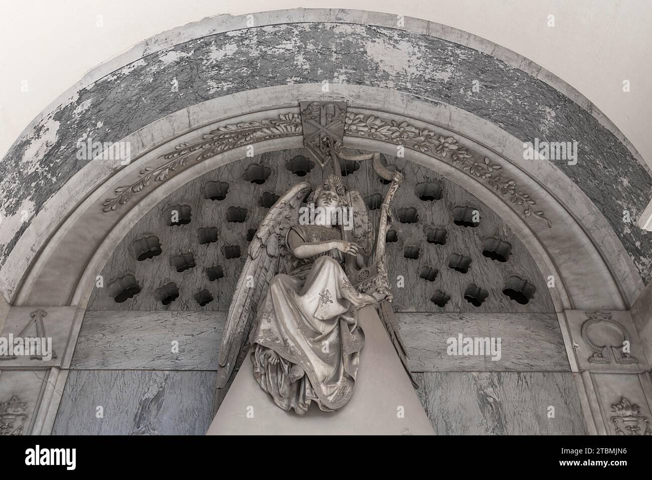Ange jouant de la harpe, sculpture sur une tombe familiale, cimetière monumental, Cimitero monumentale di Staglieno), Gênes, Italie Banque D'Images