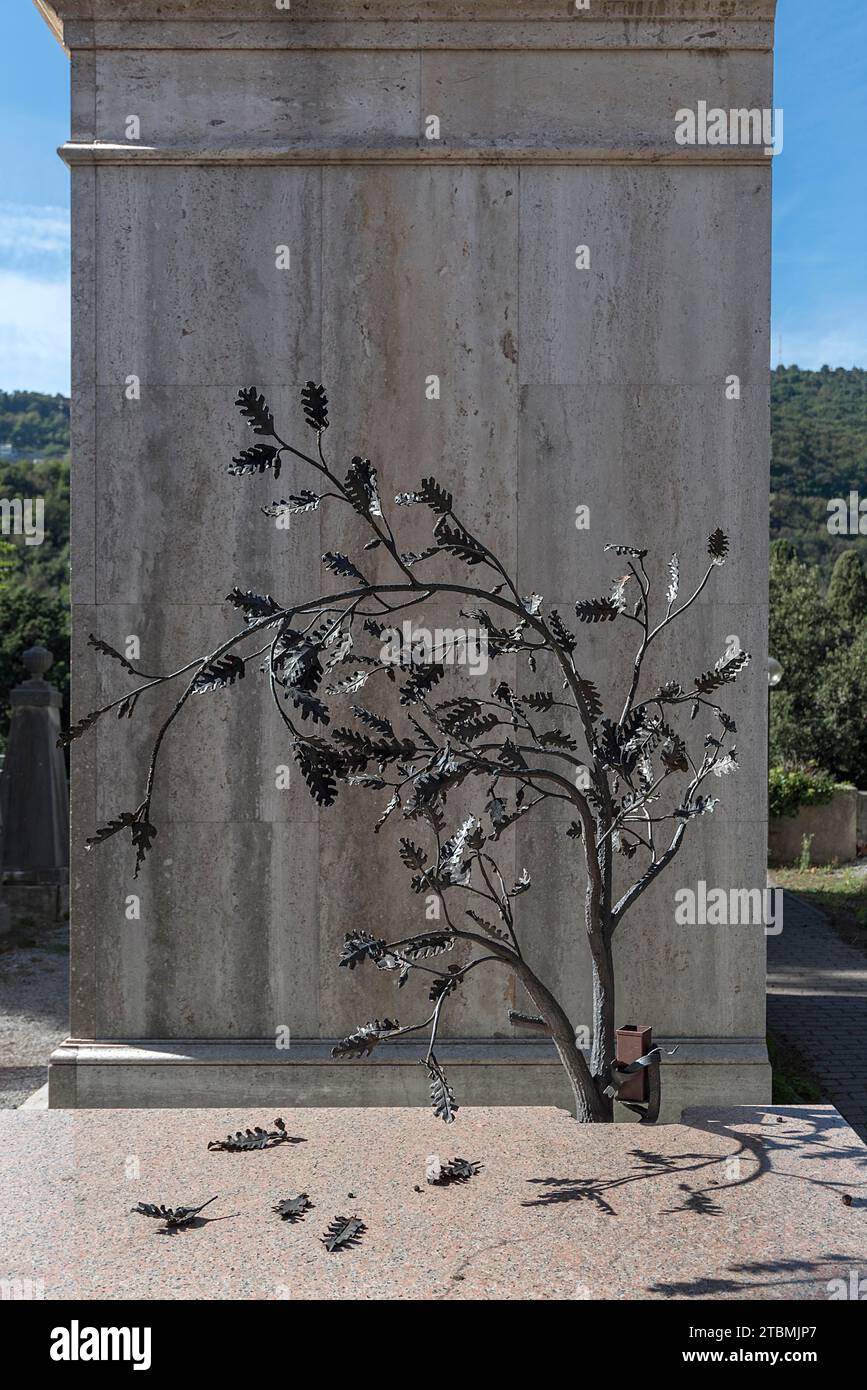 Sculpture en métal sur une tombe, cimetière monumental, Cimitero monumentale di Staglieno), Gênes, Italie Banque D'Images