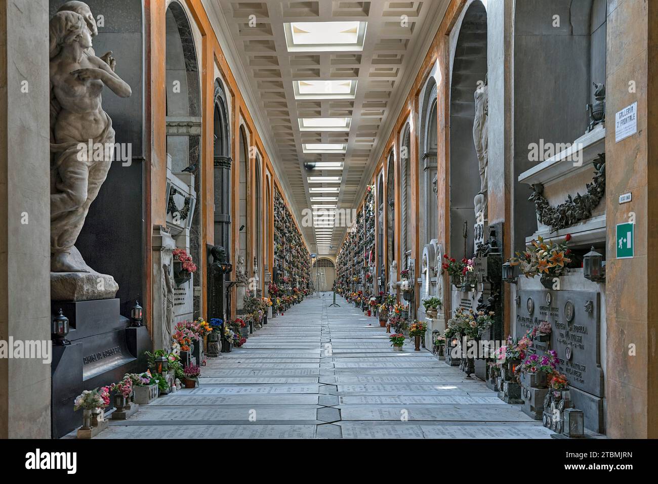 Tombes couvertes au cimetière monumental, Cimitero monumentale di Staglieno), Gênes, Italie Banque D'Images