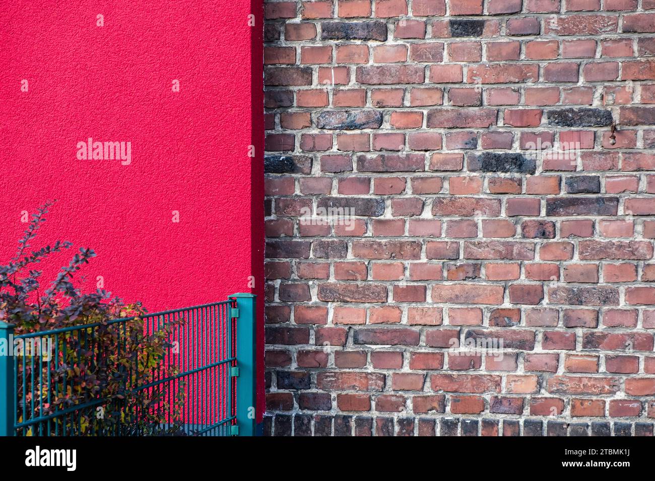 Façade isolée et non isolée d'une maison jumelée à Hilden, Allemagne Banque D'Images