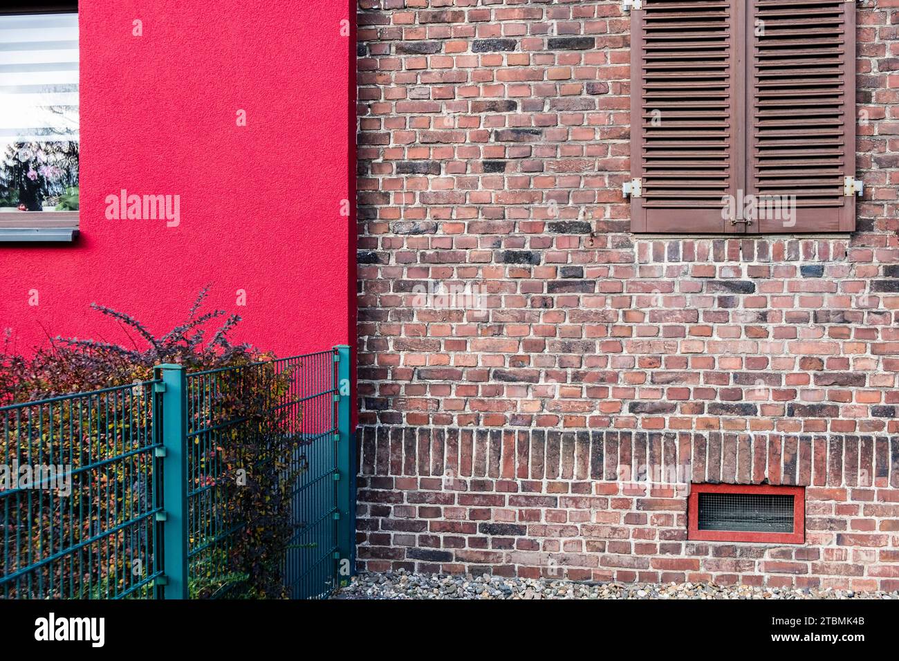 Façade isolée et non isolée d'une maison jumelée à Hilden, Allemagne Banque D'Images