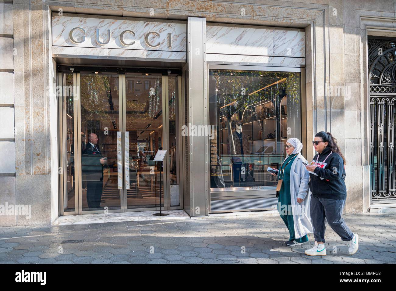 Barcelone, Espagne. 20 novembre 2023. Les piétons passent devant la boutique de mode de luxe italienne Gucci en Espagne. Crédit : SOPA Images Limited/Alamy Live News Banque D'Images