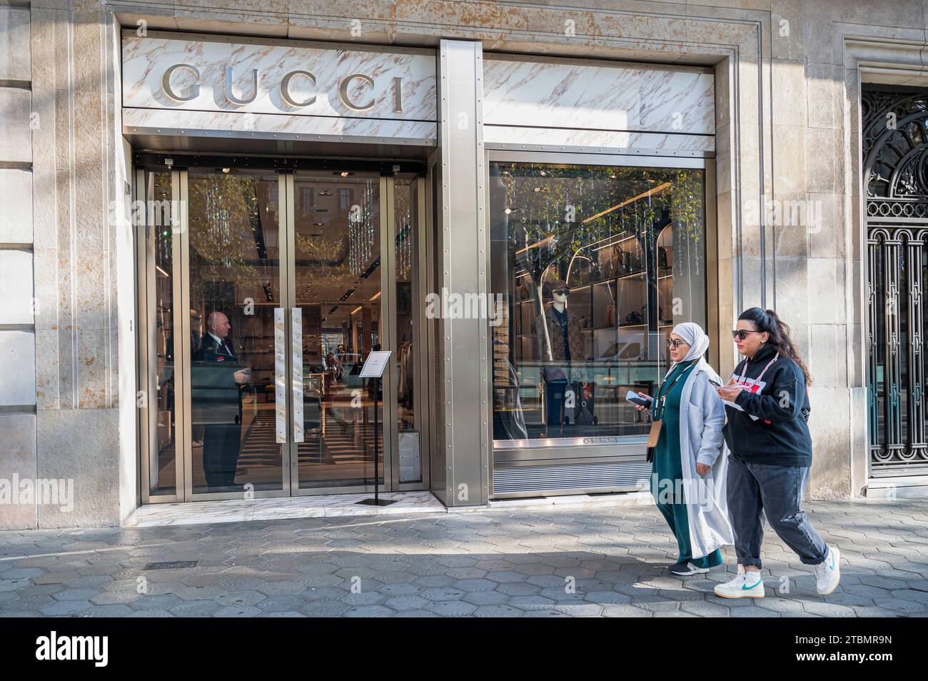 Barcelone, Espagne. 20 novembre 2023. Les piétons passent devant la boutique de mode de luxe italienne Gucci en Espagne. (Image de crédit : © Xavi Lopez/SOPA Images via ZUMA Press Wire) USAGE ÉDITORIAL SEULEMENT! Non destiné à UN USAGE commercial ! Banque D'Images