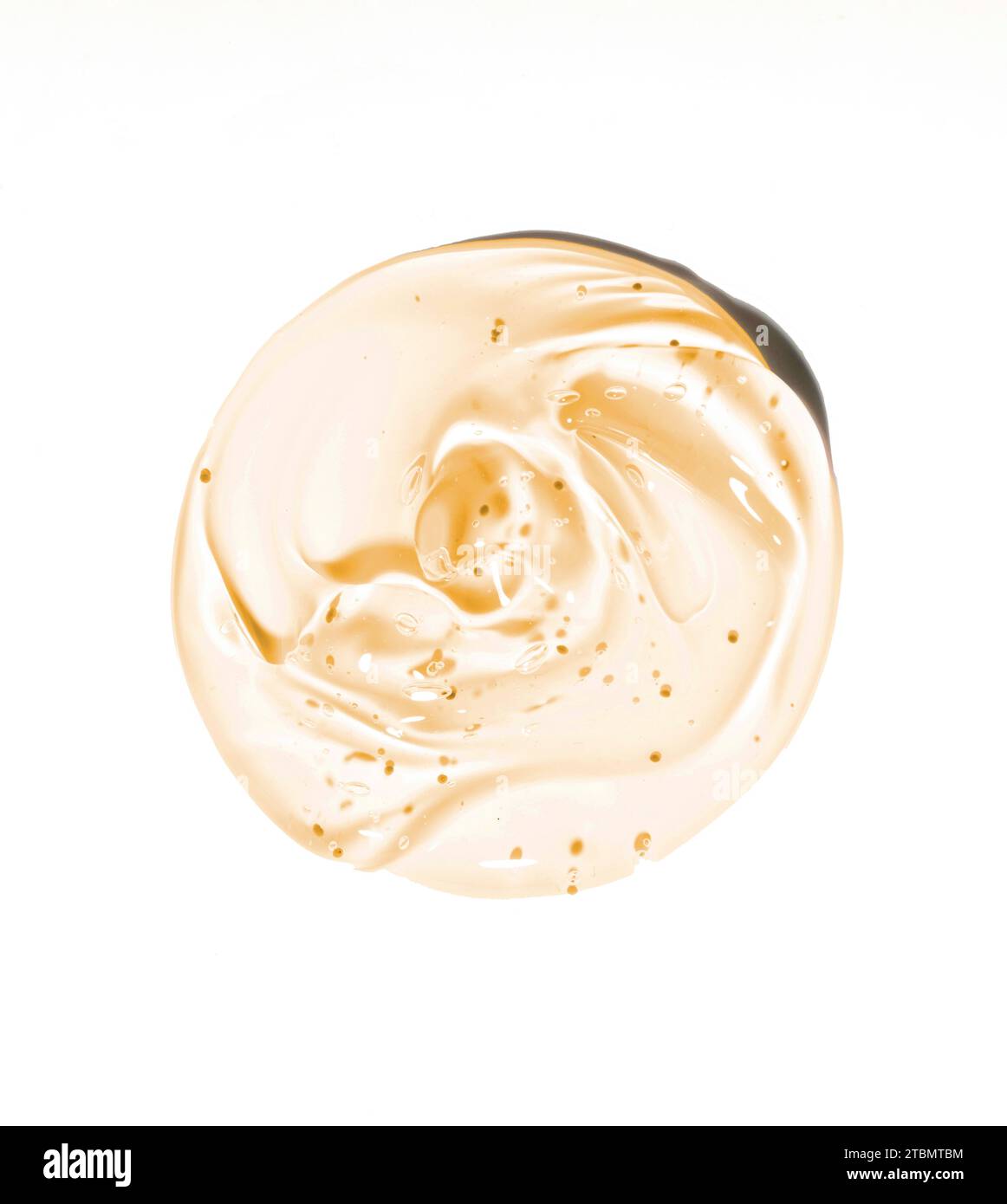 Gel cosmétique, échantillon de sérum isolé sur fond blanc. maculage de produit de soin transparent. Crème liquide avec texture bulles Banque D'Images