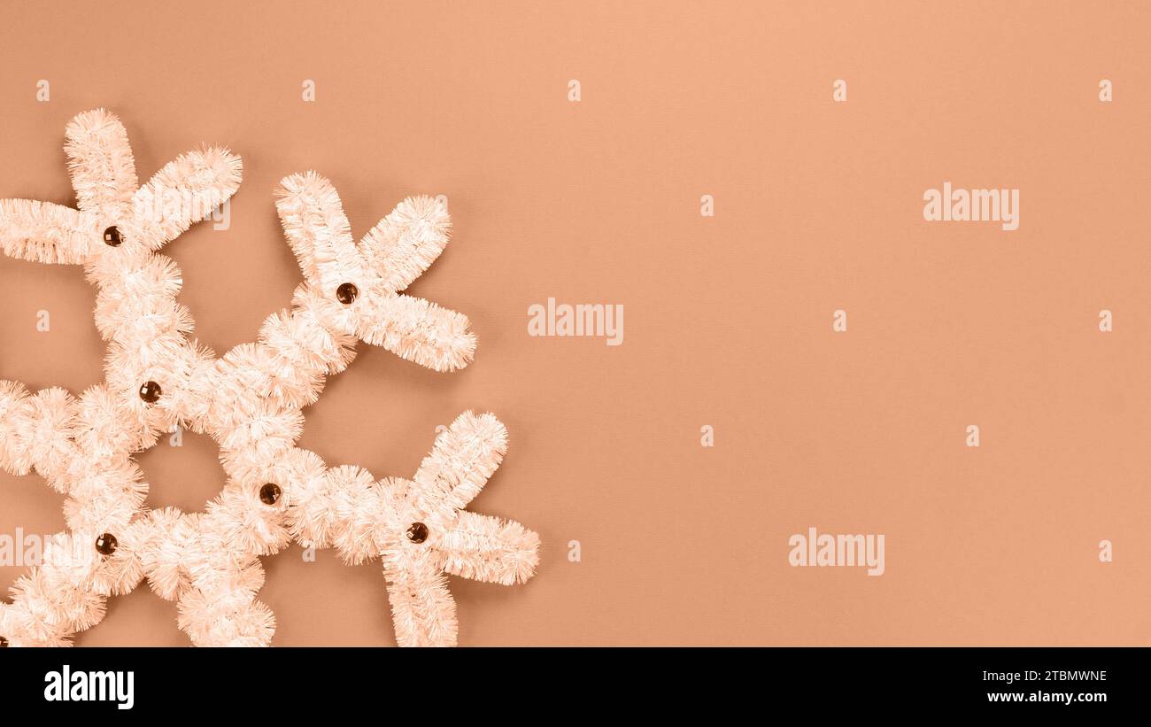 Décoration de Noël en flocons de neige blancs moelleux. Image teintée
