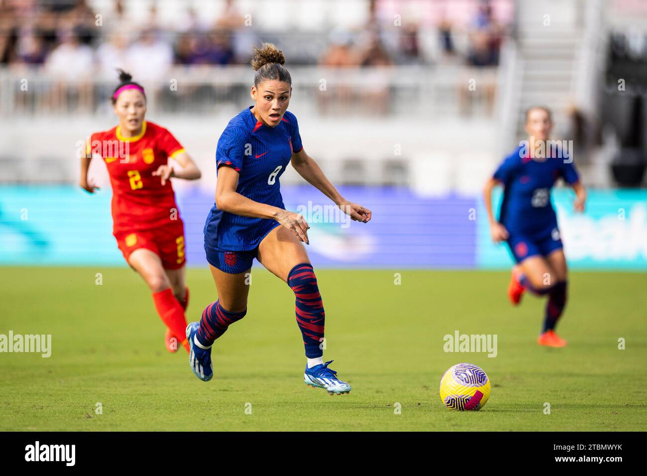 Fort Lauderdale, États-Unis. 25 mai 2020. Fort Lauderdale, Floride, décembre 02 2023 : Trinity Rodman #8 des États-Unis dribble le ballon pendant la première moitié d'un match contre China PR au DRV PNK Stadium à fort Lauderdale, États-Unis (USAGE ÉDITORIAL SEULEMENT). (James Gilbert/SPP) crédit : SPP Sport Press photo. /Alamy Live News Banque D'Images