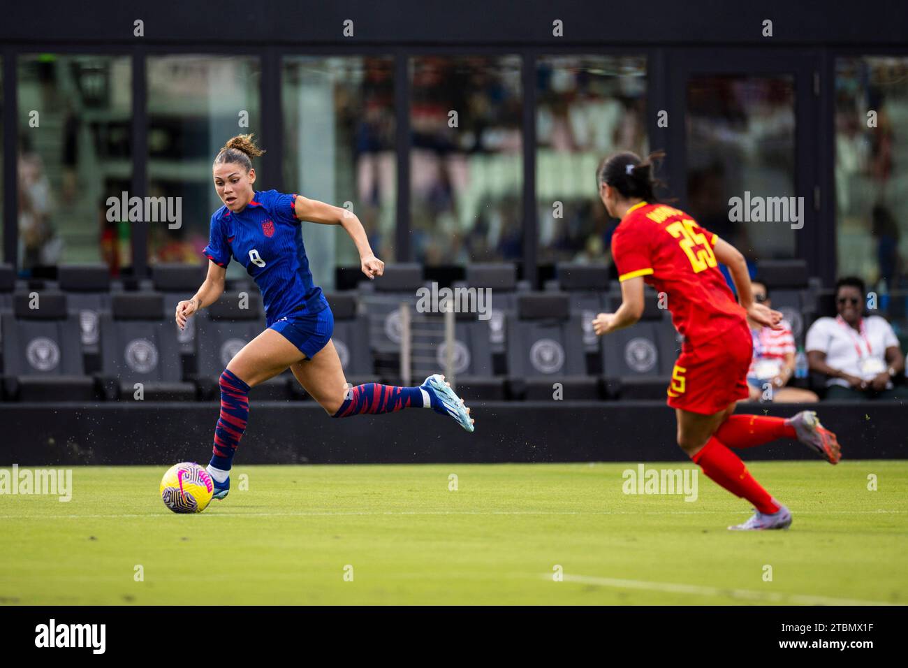 Fort Lauderdale, États-Unis. 25 mai 2020. Fort Lauderdale, Floride, décembre 02 2023 : Trinity Rodman #8 des États-Unis dribble le ballon pendant la première moitié d'un match contre China PR au DRV PNK Stadium à fort Lauderdale, États-Unis (USAGE ÉDITORIAL SEULEMENT). (James Gilbert/SPP) crédit : SPP Sport Press photo. /Alamy Live News Banque D'Images