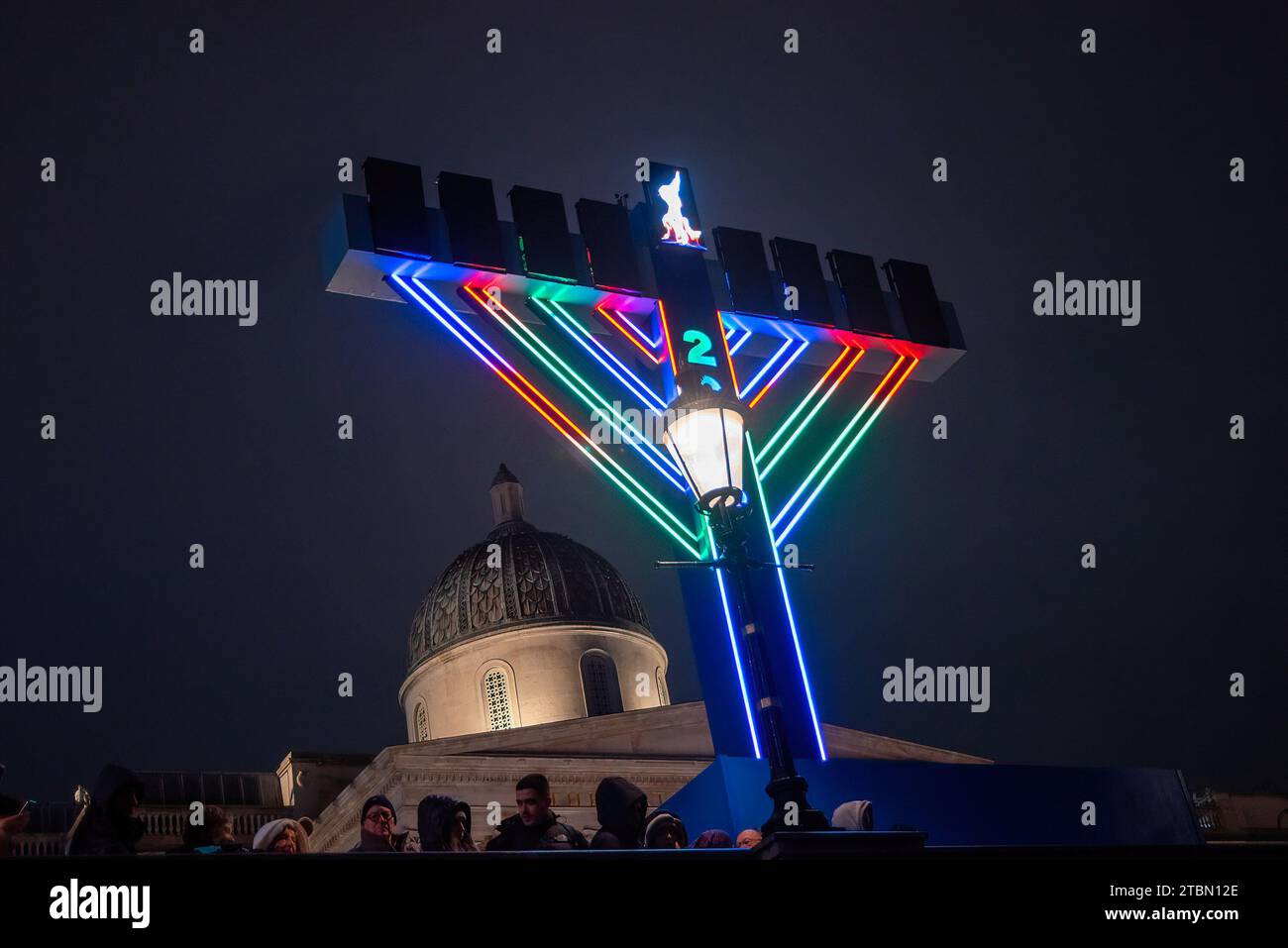 Londres, Royaume-Uni. 07 décembre 2023. Hanukkah menorah, ou Hanukkiah, se trouve devant la National Gallery de Londres. Hanukkah est une fête juive. Il dure huit jours à partir du 25e jour de Kislev (en décembre) et célèbre la redédicace du Temple en 165 av. J.-C. par les Maccabées après sa profanation par les Syriens. Il est marqué par la Hanukkah Menorah. (Photo Krisztian Elek/SOPA Images/Sipa USA) crédit : SIPA USA/Alamy Live News Banque D'Images