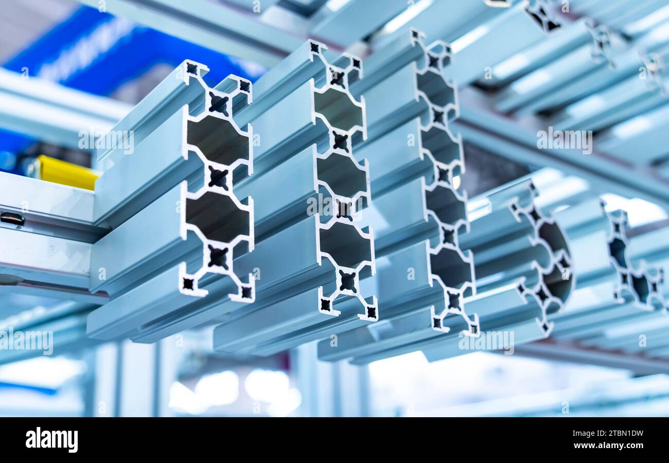 Les coupes transversales de l'aluminium extrudé en aluminium ou câble pour utilisation dans la fabrication et la fabrication Banque D'Images