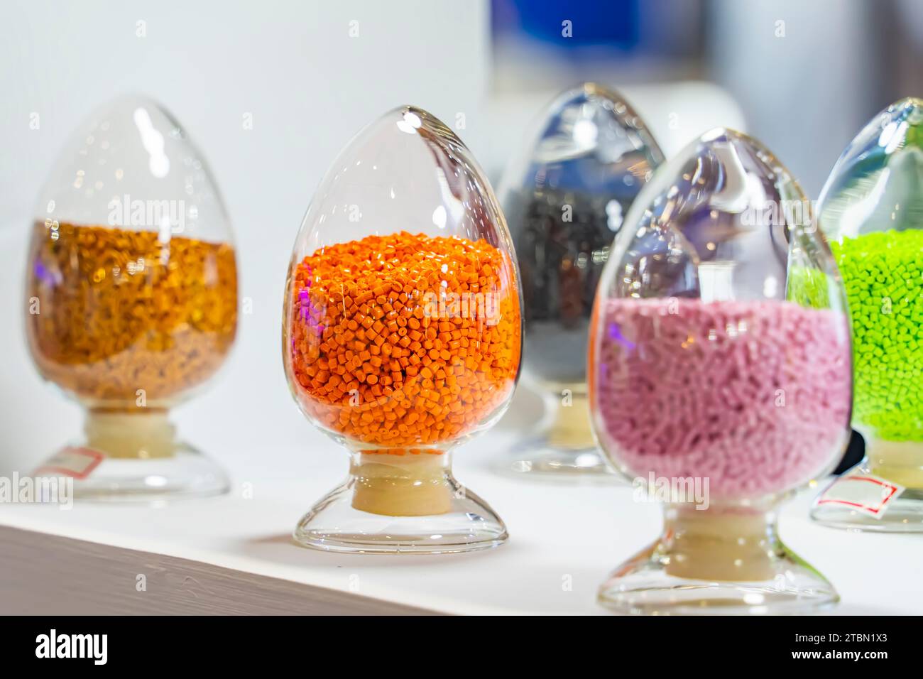 Granules de polymère coloré dans le verre Banque D'Images
