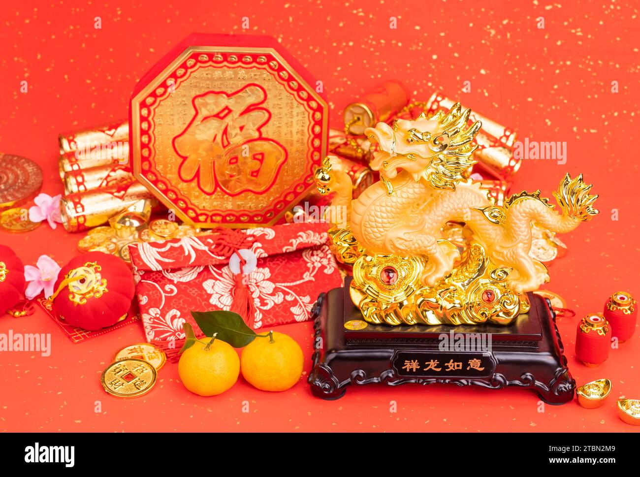 Tradition Chinese Golden dragon statue, mot sur dragon Traduction : bonne bénédiction pour l'année du dragon, mot côté feuille sur papier et pièce de monnaie signifie : bonne chance Banque D'Images