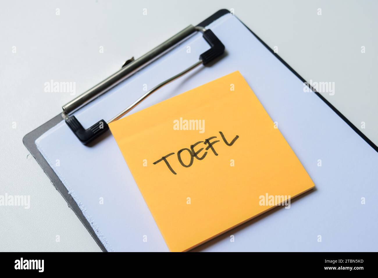 Concept de TOEFL - Test d'anglais comme langue étrangère écrire sur des notes autocollantes isolées sur fond blanc. Banque D'Images