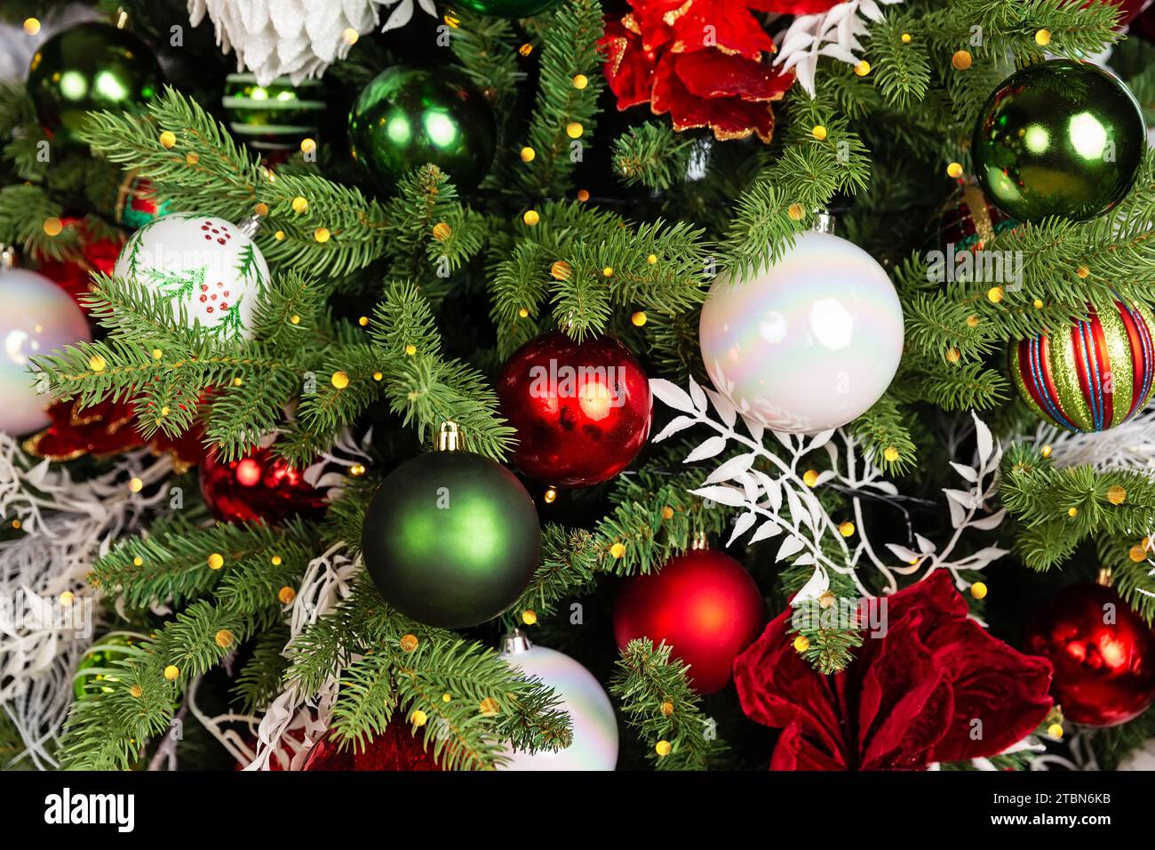 Décorations de vacances de Noël avec des boules, guirlande et lumières de bokeh sur fond d'arbre de Noël. Décoration de maison de vacances. Gros plan des boules sur Christm Banque D'Images