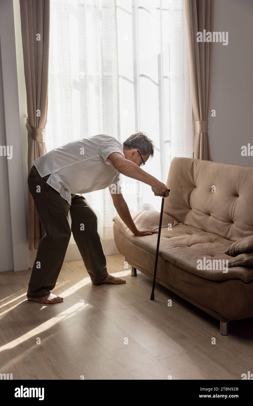 Homme plus âgé qui a la Sarcopénie ou la perte musculaire. La sarcopénie est une maladie dégénérative du muscle habituellement causée par la conséquence naturelle du vieillissement Banque D'Images