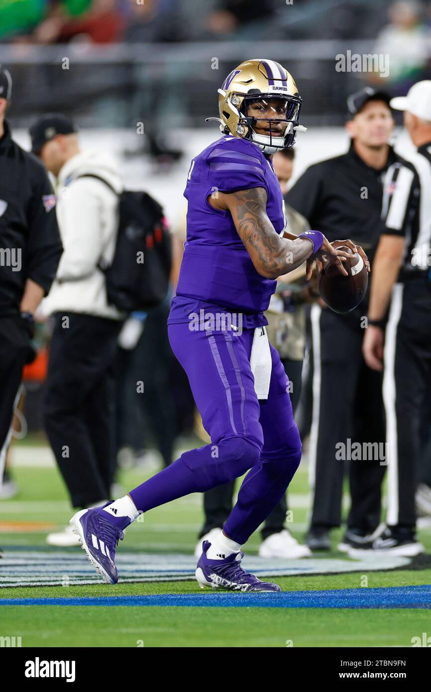 Le quarterback des Huskies de Washington Michael Penix Jr. (9) se réchauffe avant un match de championnat PAC-12 contre les Ducks de l'Oregon, vendredi 1 décembre 2023, Banque D'Images