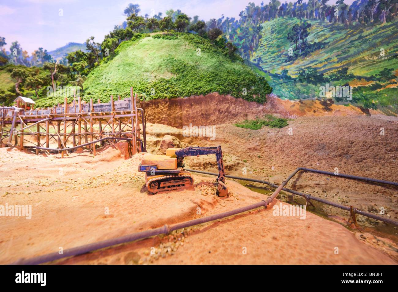 Détail dans un diorama minier, montrant un système de convoyeur surélevé pour déplacer des roches. Au musée du rock et des minéraux à Bangkok, Thaïlande. Banque D'Images