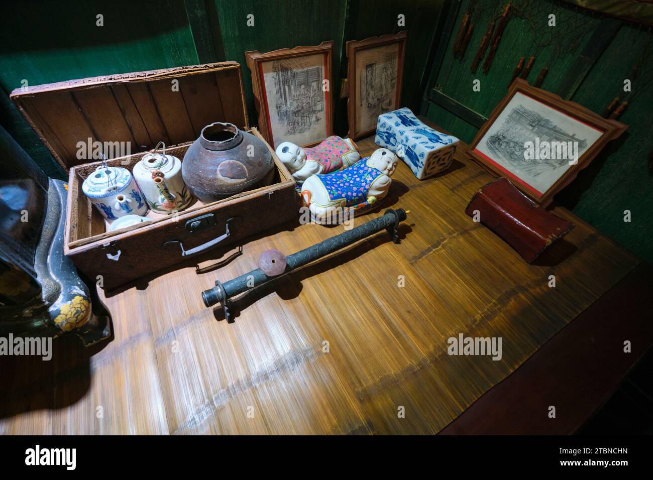 Une exposition d'un appartement coolie chinois typique avec pipe à opium. Au Musée du travail thaïlandais à Bangkok, Thaïlande. Banque D'Images