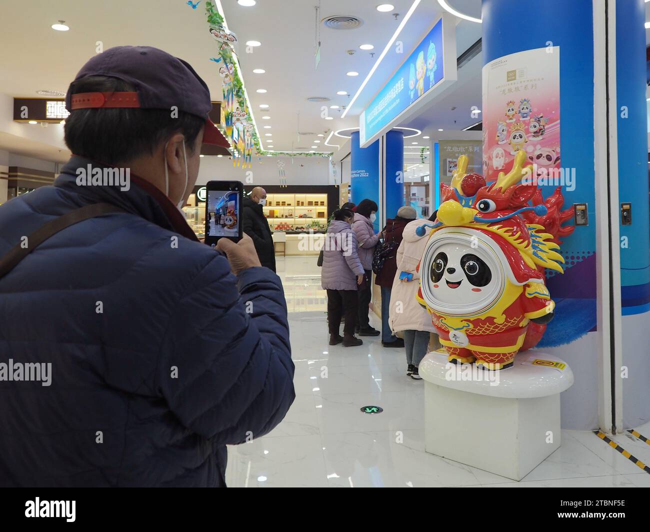 Pékin, Chine. 08 décembre 2023. Les gens font du shopping pour long Dundun, une édition spéciale de Bing Dwen Dwen, la mascotte des Jeux olympiques d'hiver de Pékin, au Wangfujing Gongmei Emporium à Pékin, en Chine, le 8 décembre 2023. (Photo Costfoto/NurPhoto) crédit : NurPhoto SRL/Alamy Live News Banque D'Images