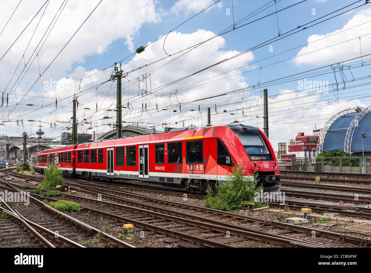 Cologne (Köln), Allemagne - 11 juin 2022 : vue arrière de la gare centrale de Cologne avec construction en acier, voie ferrée et voie ferrée régionale Banque D'Images
