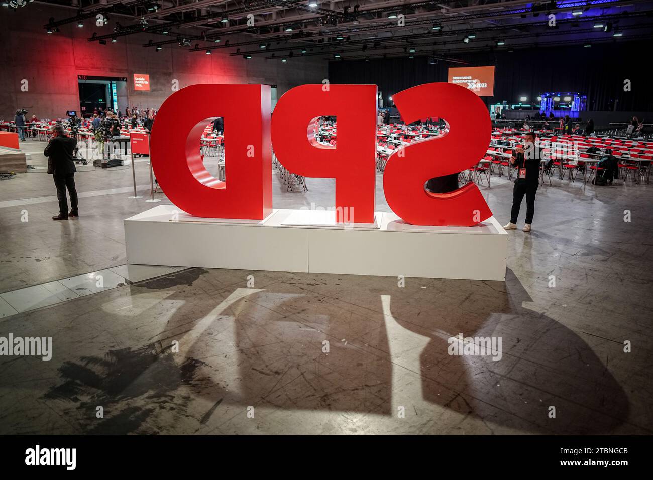 Berlin, Allemagne. 08 décembre 2023. Le logo du SPD à la conférence nationale régulière du SPD au centre des expositions de Berlin. Du 8 au 10 décembre 2023, les délégués entendent adopter, entre autres, une motion clé sur la modernisation de l’Allemagne, avec laquelle le SPD veut se positionner pour les prochaines élections fédérales de 2025. Crédit : Kay Nietfeld/dpa/Alamy Live News Banque D'Images