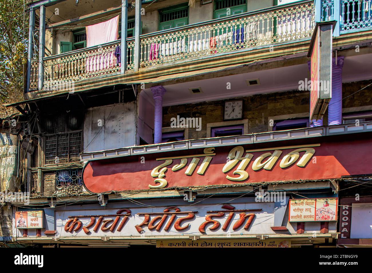 01 12 2007 Vintage Art Deco panneau de signe de police-Old House-Pune Maharashtra-INDE Asie. Banque D'Images