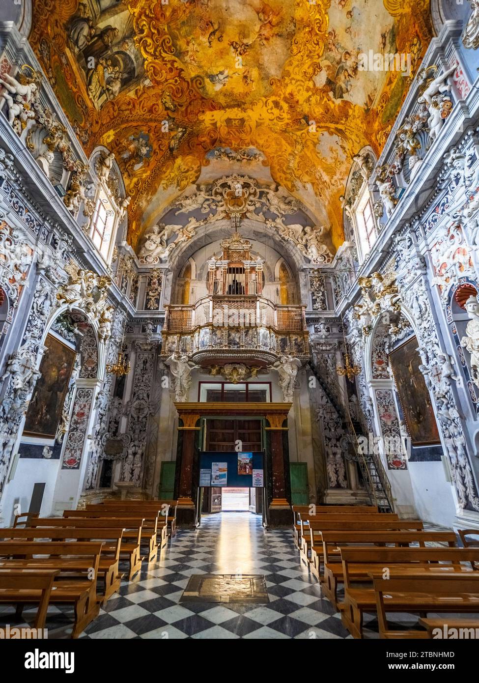 Contrefacade et loft de chœur de la splendide église baroque de San Francesco d’Assisi à Mazara del Vallo - Sicile, Italie Banque D'Images