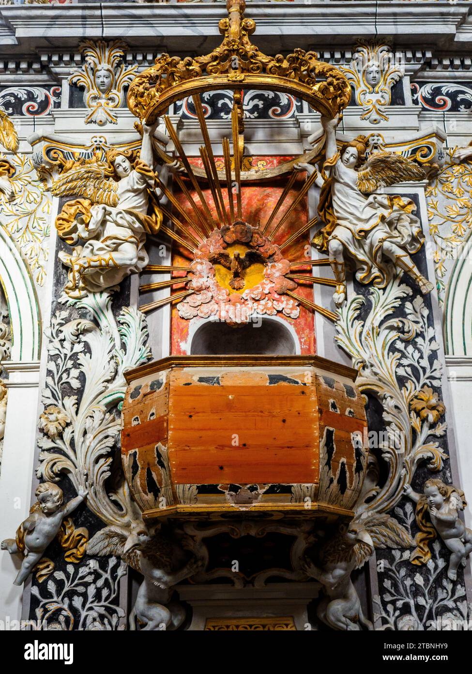 Chaire décorée de la splendide église baroque de San Francesco d’Assisi à Mazara del Vallo - Sicile, Italie Banque D'Images