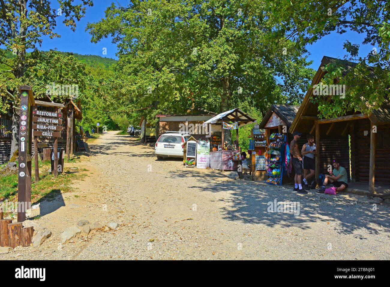 Municipalité de Bihac, Bosnie - 8 septembre 2023. Stands vendant des souvenirs près de l'entrée Strbacki Buk du parc national una. Una-Sana Canton Banque D'Images