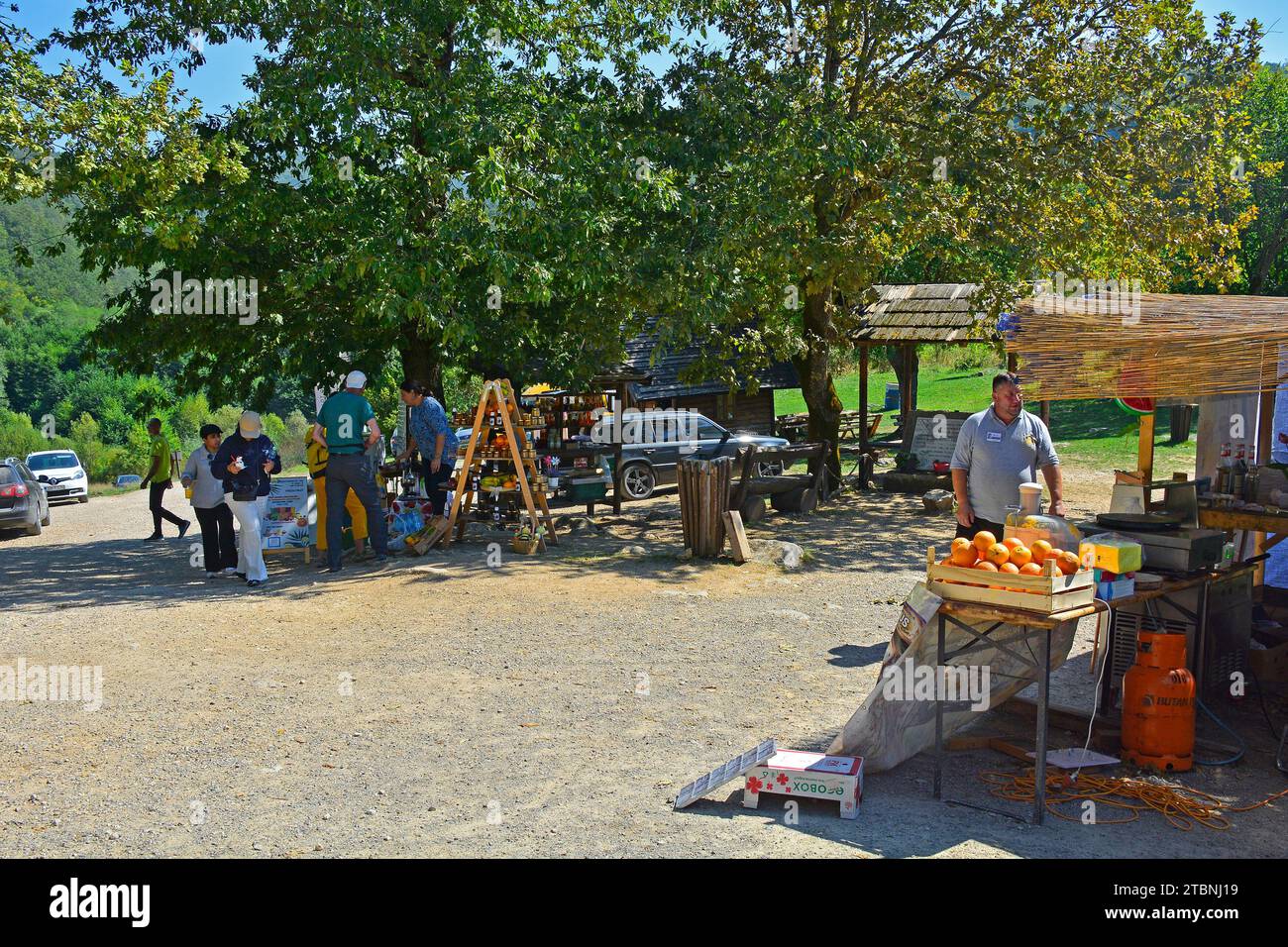 Municipalité de Bihac, Bosnie - 8 septembre 2023. Stands vendant des souvenirs et des produits locaux près de l'entrée Strbacki Buk du parc national una. Banque D'Images