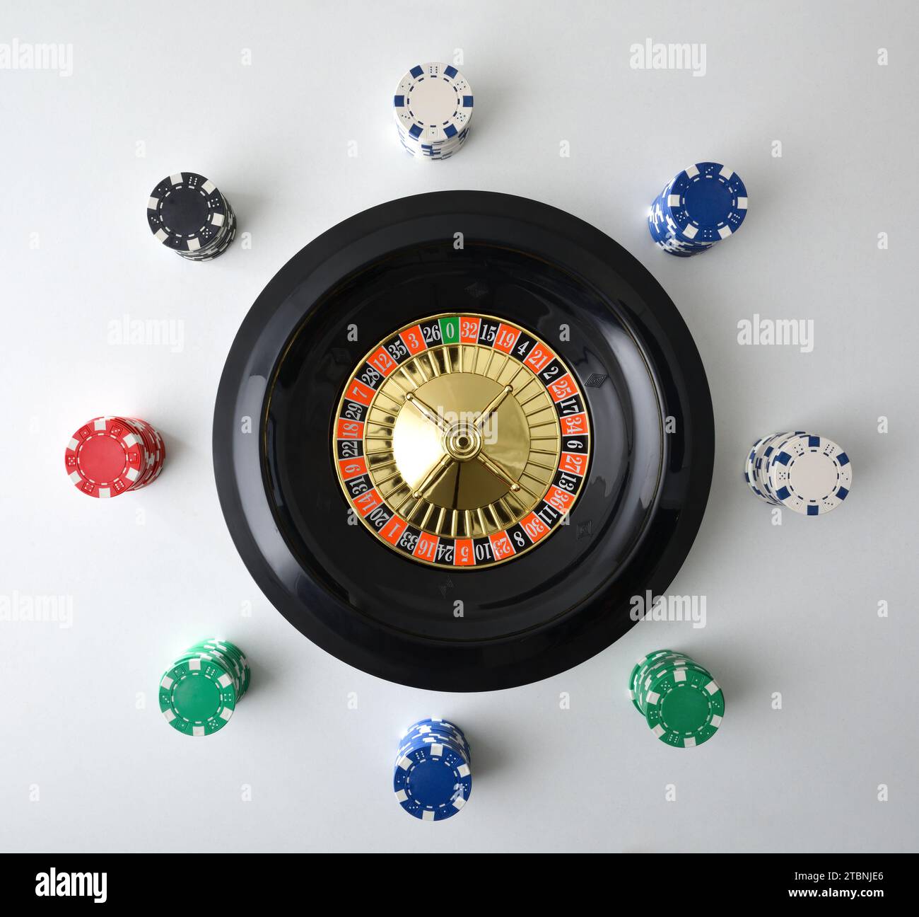 Fond de roulette de casino isolé sur la table blanche et des jetons pour parier autour. Vue de dessus. Banque D'Images