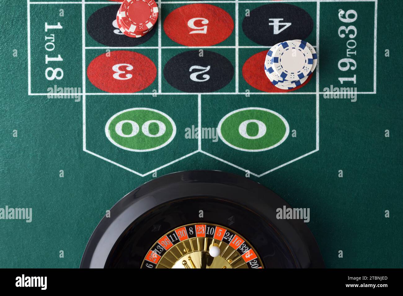 Détail de la table de jeu de roulette avec des jetons misant sur les numéros et la roulette. Vue de dessus. Banque D'Images
