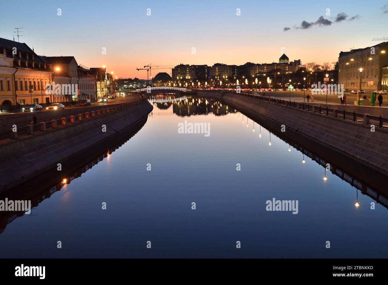 Moscou, Russie - FÉVRIER 21. 2020. Canal de Vodootvodny et pont de Loujkov la nuit Banque D'Images