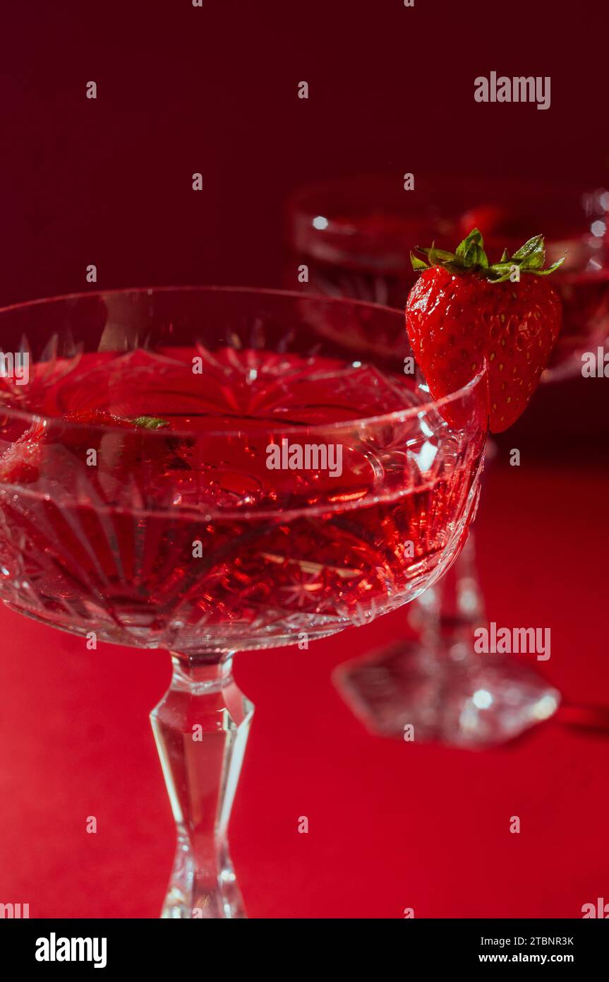 Deux verres de vin mousseux rose sur fond rouge concept romantique de Saint Valentin Banque D'Images