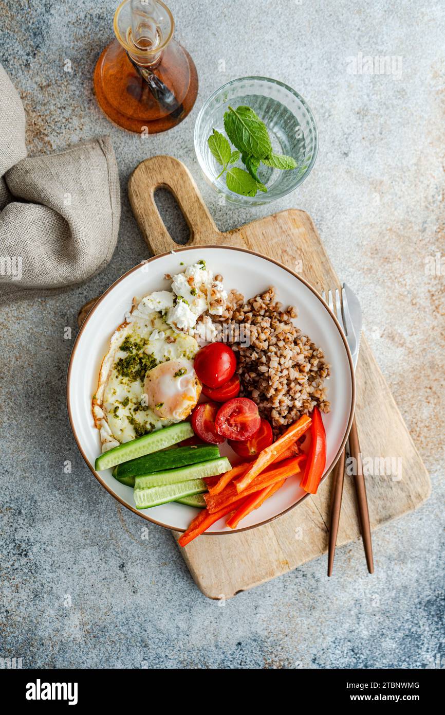 Bol de petit déjeuner sain avec sept types d'aliments Banque D'Images