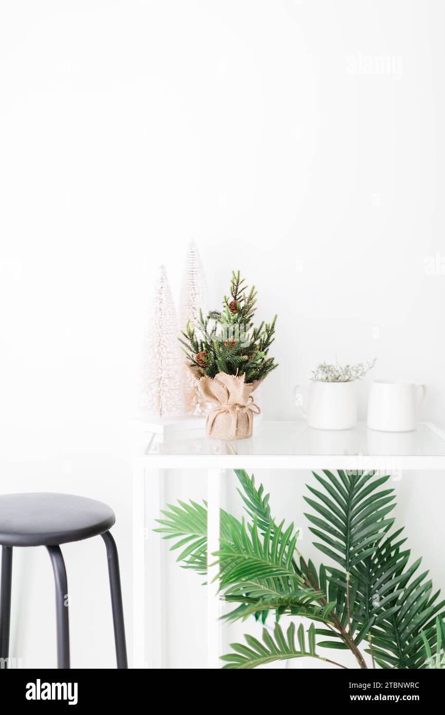 Décoration intérieure minimaliste avec décorations de Noël simples Banque D'Images