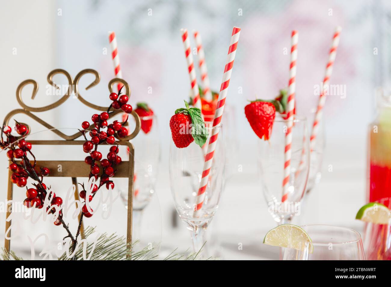 Boisson festive design avec pailles et fraises Fun Swirly Banque D'Images