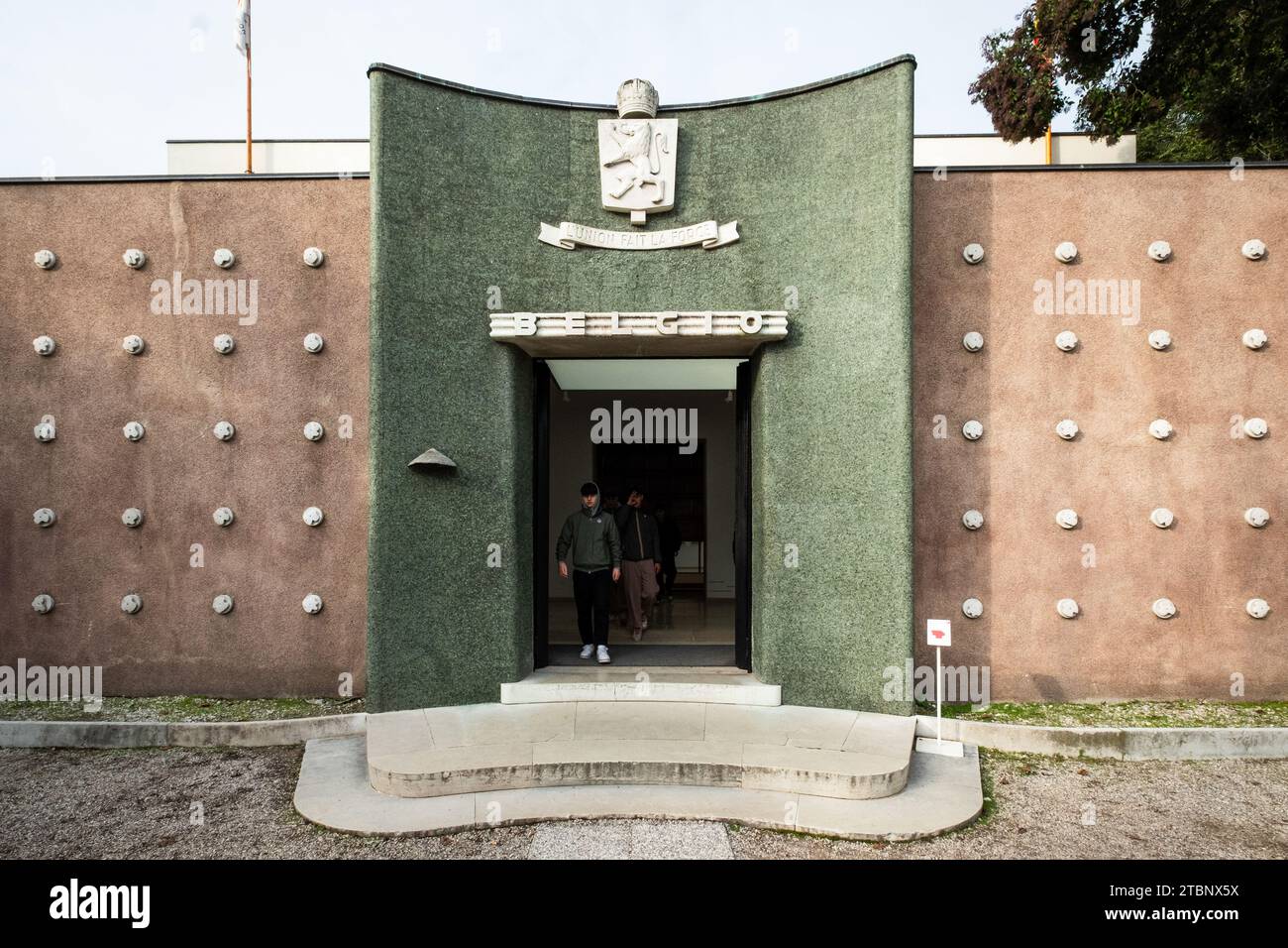 Venise, Italie. 16 novembre 2023. Une vue de face du pavillon belge à la 18e exposition internationale d'architecture de la Biennale de Venise dans le quartier Giardini à Venise, Italie. Crédit : SOPA Images Limited/Alamy Live News Banque D'Images