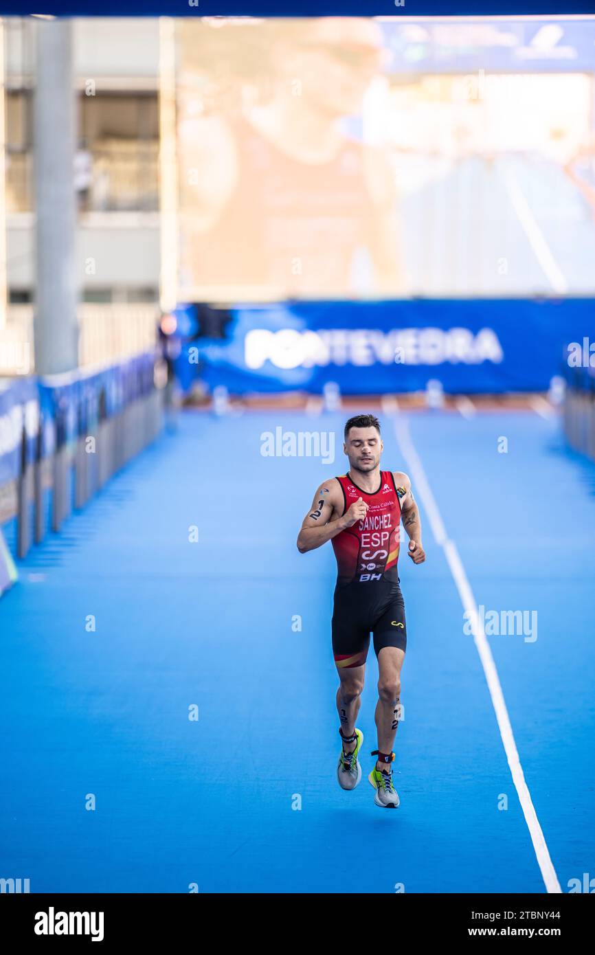 Roberto Sanchez Mantecon participe à Pontevedra dans les Championnats du monde de triathlon 2023. Banque D'Images