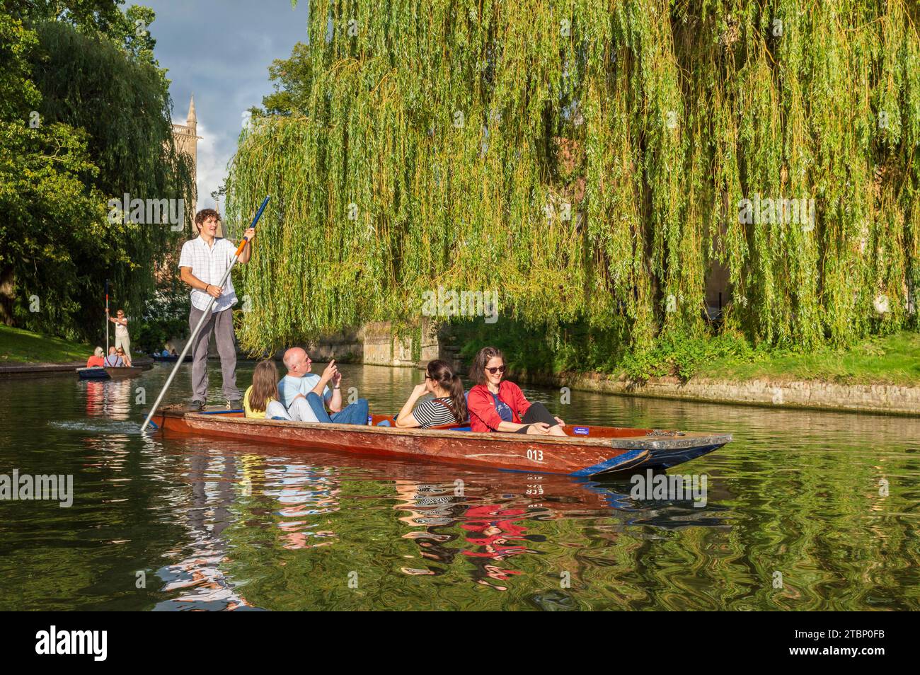 Punting sur la rivière Cam dans la ville universitaire de Cambridge, Cambridgeshire, Angleterre. Automne (septembre) 2023. Banque D'Images