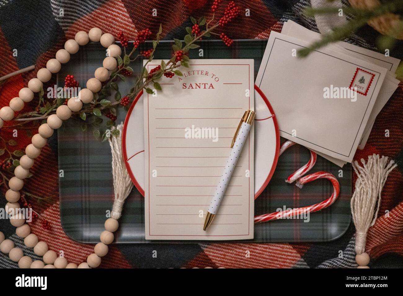 Décorations de Noël et lettre au Père Noël Banque D'Images