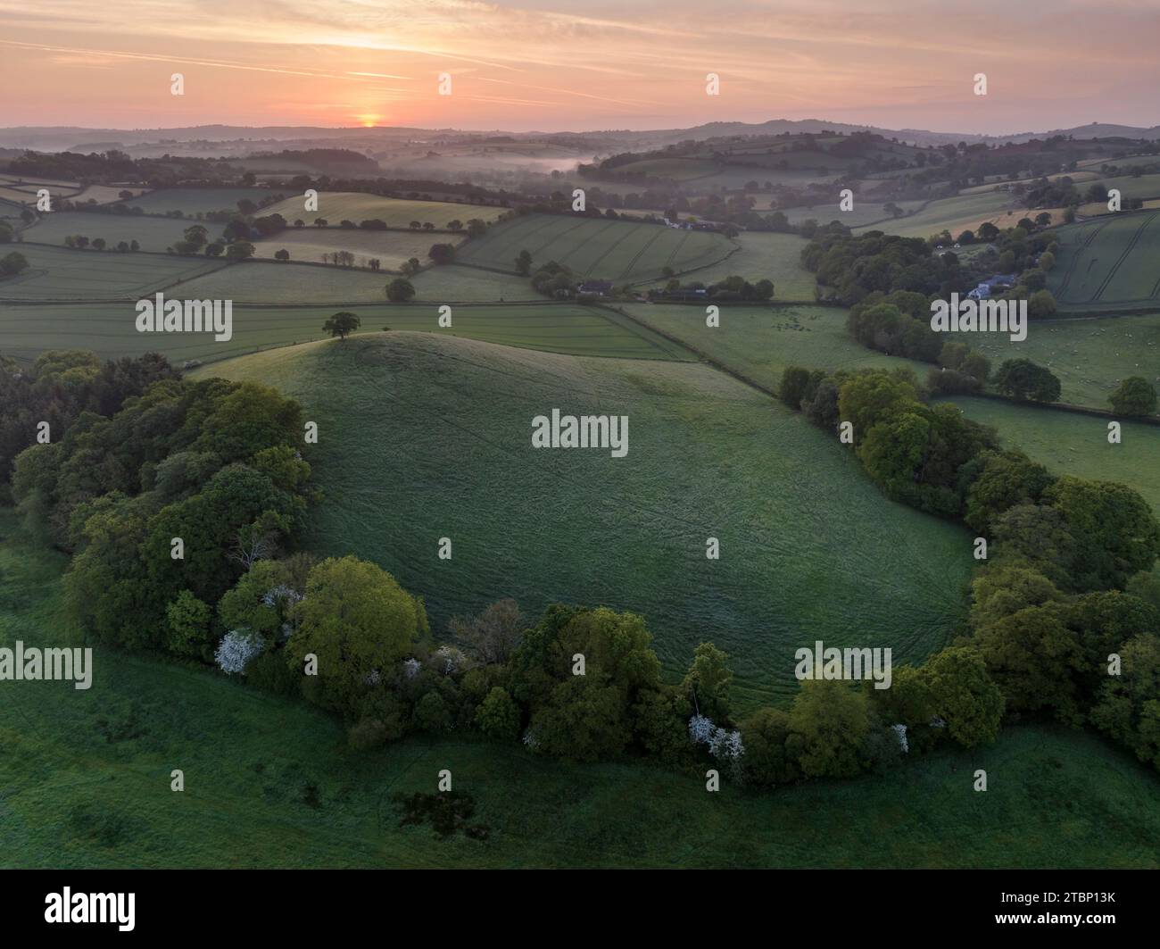 Lever du soleil sur la campagne vallonnée du milieu du Devon, Devon, Angleterre. Printemps (mai) 2023. Banque D'Images