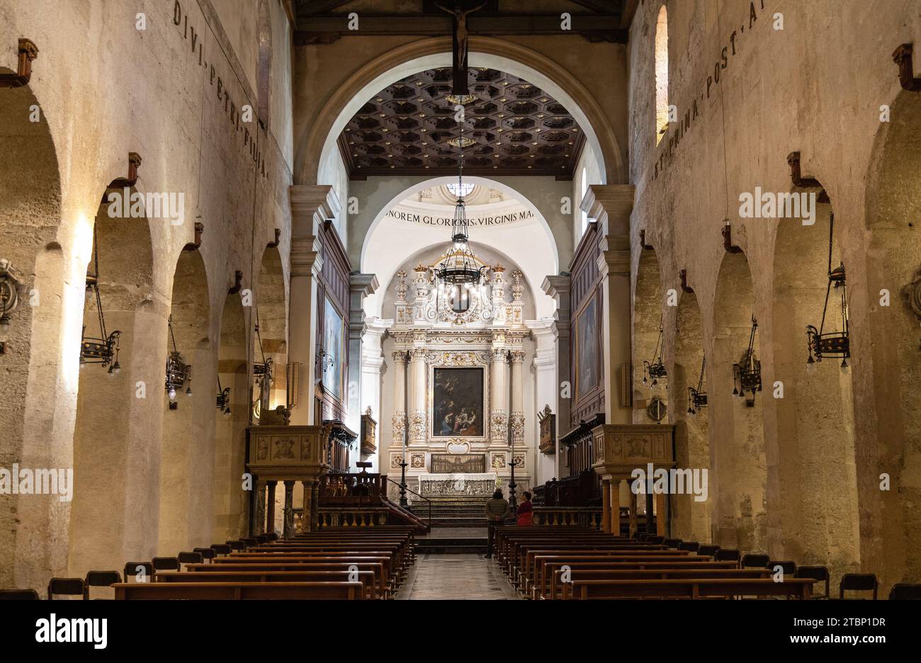 Syracuse, Sicile, Italie - 16 février 2023 : nef principale et presbytère de la cathédrale de la Nativité de Sainte Marie sur la place Piazza Duomo sur l'île d'Ortigia Banque D'Images